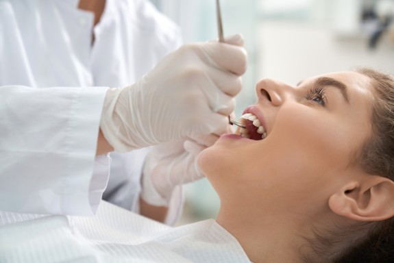Nahansicht einer Patientin während einer Prophylaxeuntersuchung