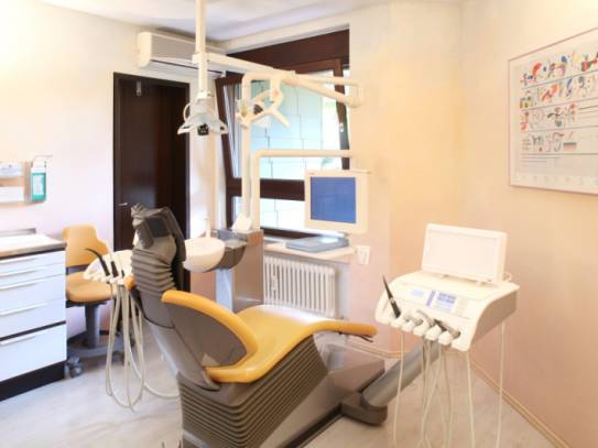 Ansicht des Behandlungszimmers in Creme