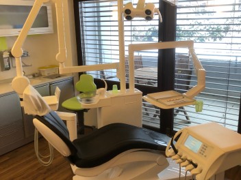 Ansicht des Behandlungszimmers in Creme mit Balkom